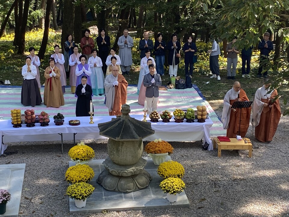 �ټֻ�� �깮�ۿ� �ʶ��ϱ� �ڸ���� �ִ� ȿ�罺���� �ε��� 10��25�� �泻�� �����ϰ� �ٷ��縦 �����ߴ�.&nbsp;&nbsp;