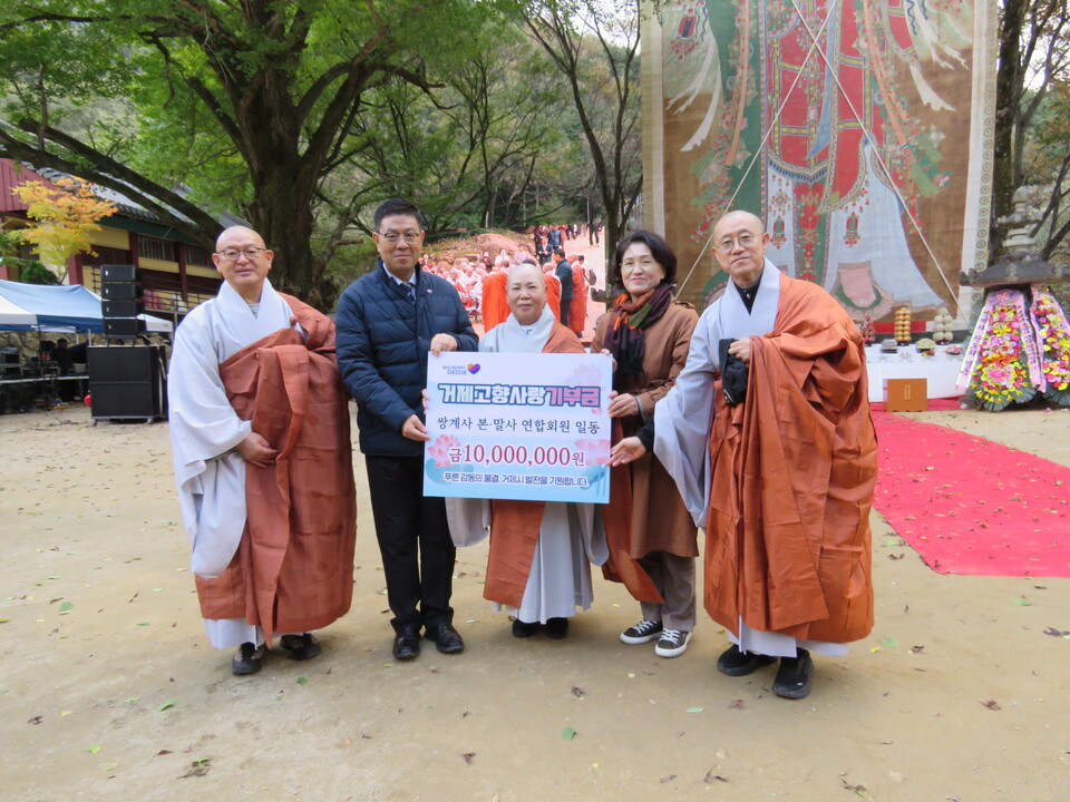 �ְ�� �������� ��δ����� �����ÿ� ������ ��α� 1,000�� ���� �����ߴ�. 