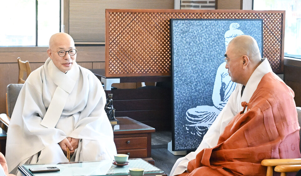 총무원장 진우스님은 이 자리에서 전법포교에 모범을 보이고 있는 광명정사와 신도회 임원들에게 고마움을 표했다.