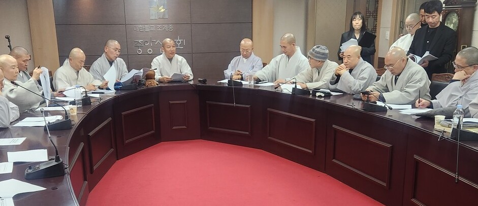 조계종 중앙종회(의장 주경스님) 의장단·상임분과위원장·총무분과위원회는 서울 전법회관 3층 회의실에서 제13차 연석회의를 비공개로 진행하고 제236회 중앙종회 정기회 의사일정을 확정했다.