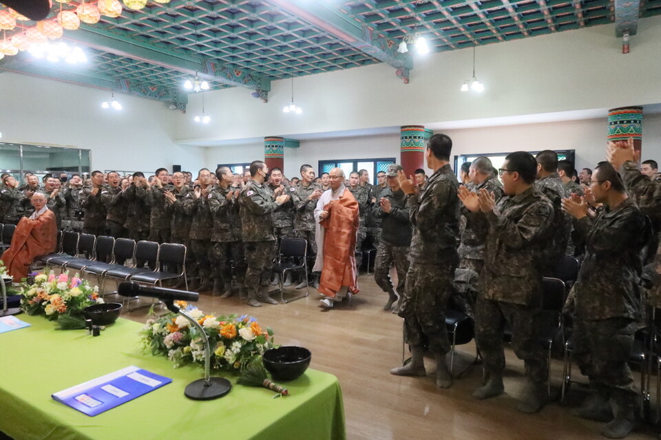 오늘의 전계사 경우스님과 사단장 김광석 소장의 법석 입장