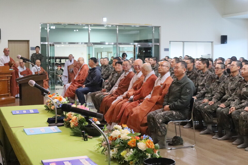 수계식을 증명할 스님과 사단 지휘부