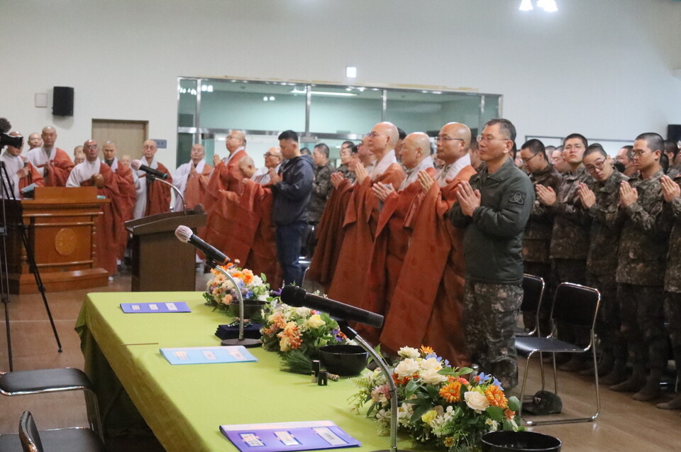 수계식의 시작 삼귀의례. 처음하는 합장도 군대식 절도가 보인다.