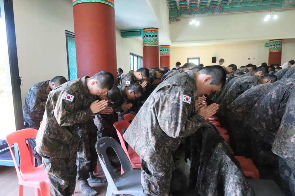 병사들이 처음 하듯 어색하지 않은 반배