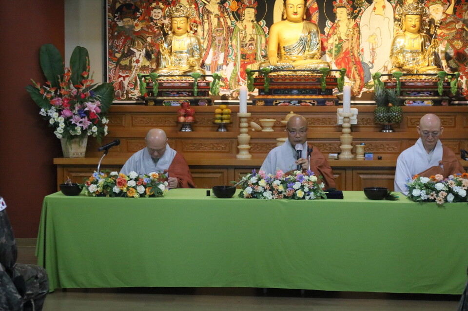 수계제자들이 청정한 계를 달라고 청하자 응하는 전계사 경우스님