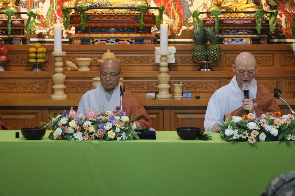 삼귀의와 오계를 설명하는 교수사 종고스님