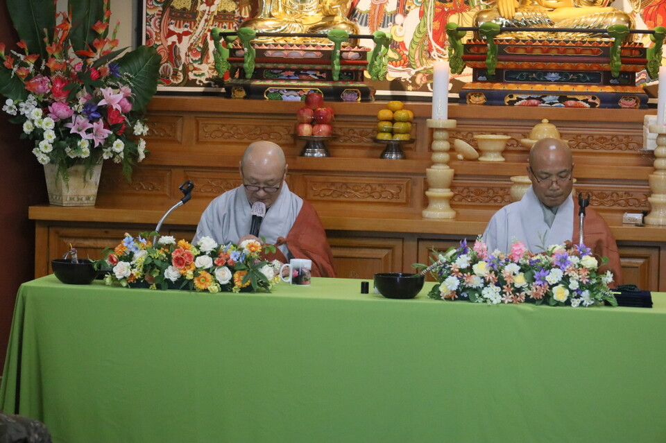 계를 받기 위해 이전의 잘못을 참회하는 의식을 이끄는 갈마사 대원스님