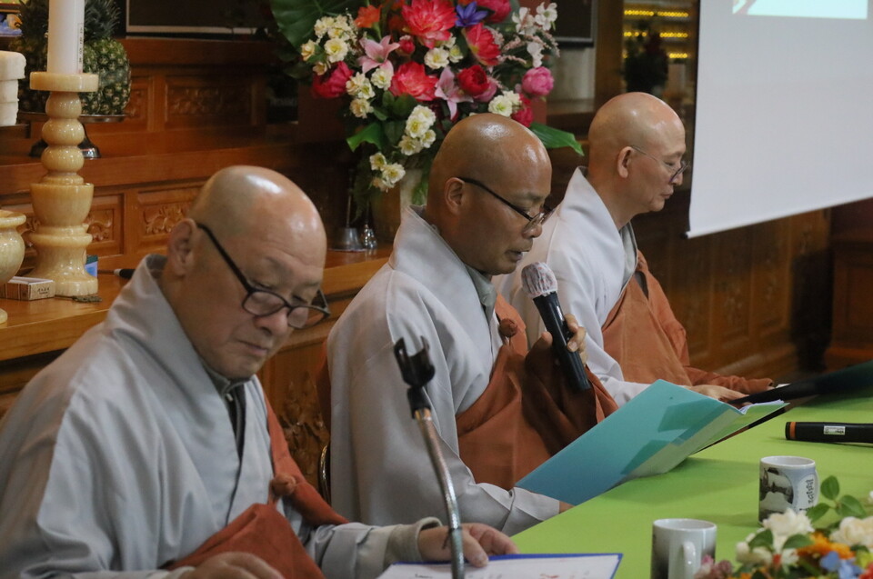 전계사 경우스님이 수계제자 병사들에게 계를 잘 지키겠느냐 묻고 있다.