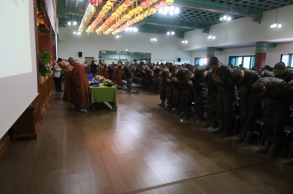 수계식 참가자 모두 사홍서원을 하고 있다.