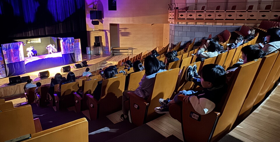 인형극을 통해 어린이 안전교육을 진행하는 특별한 공연