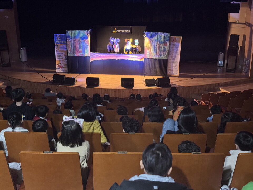 어린이집 교사들 자연스럽게 교육할 수 있어 좋았다고 입모아