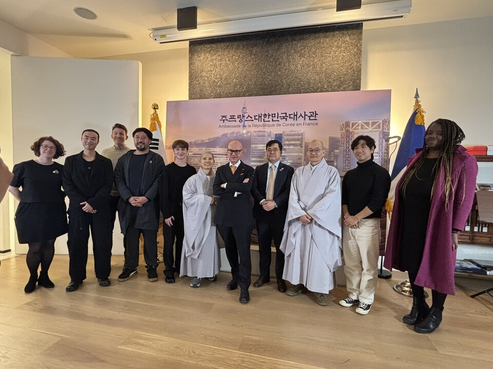 프랑스에서 열린 사찰음식을 통한 문화 외교 현장. 단장 일화스님을 중심으로 한국불교문화사업단은 프랑스 영국에서한국의 불교수행과 음식을 통해 한국문화의 위상을 드높였다.