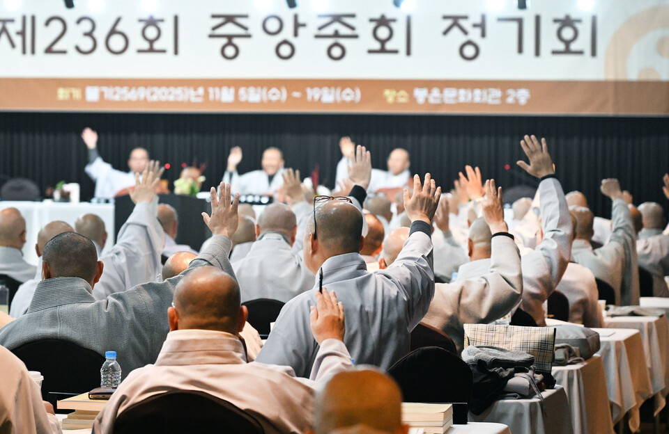 결원보다 많은 후보자가 추천된 중앙선거관리위원·종립학교관리위원 선출의 건에 대해  투표방식에 대해 거수 투표하는 중앙종회의원 스님들. 