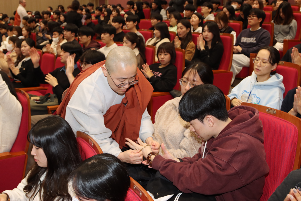 �����ǽ� ��� ���ָ� �ո� �ɾ����.