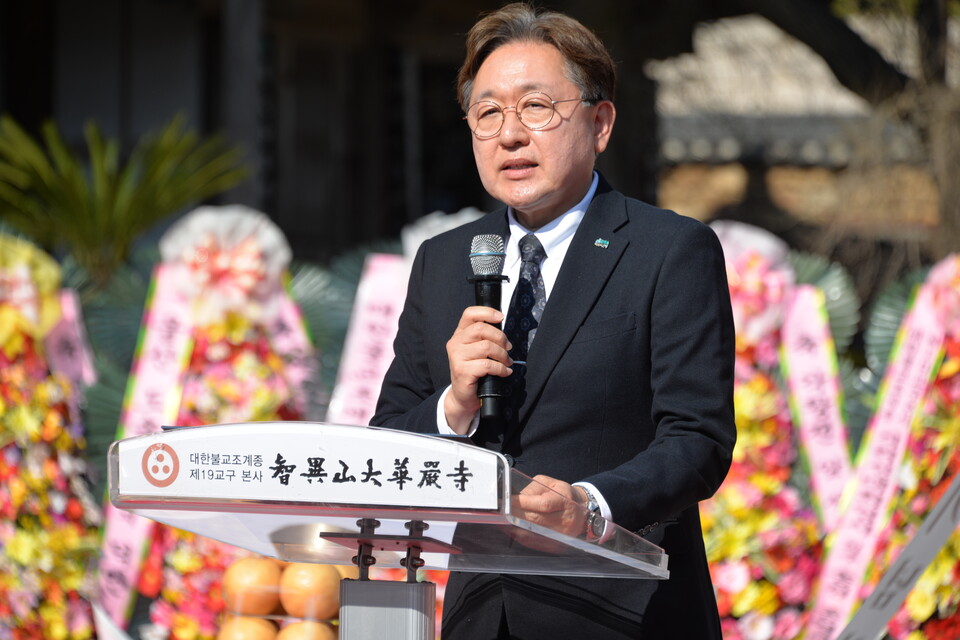 ��� ��������û�� ��縦 ������ ������ȭ���꿬�������� �뵶�ϰ��ִ�