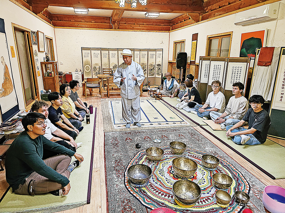 주지 현장스님이 외국인 참여자들에게 명상 수행, 마음을 쉬는 법을 들려주는 모습.