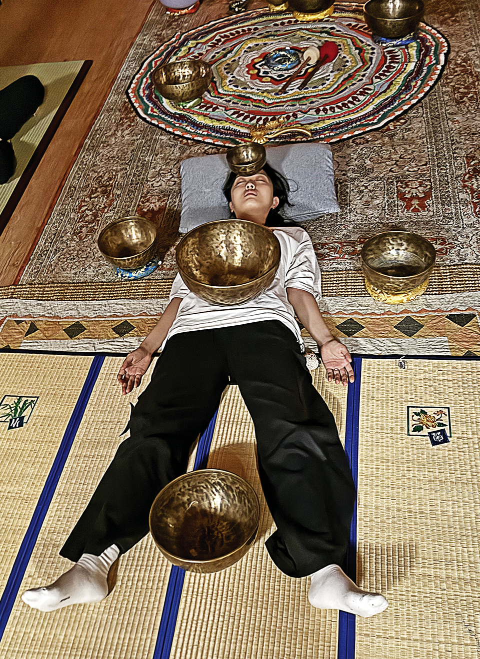 싱잉볼 명상 체험 중인 참가자