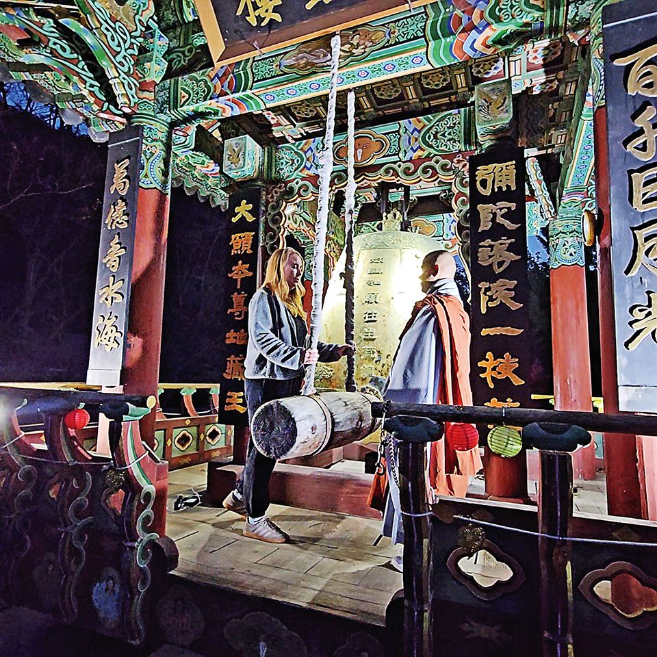 타종에 담긴 의미와 타종 방법을 가르쳐 주는 자인스님