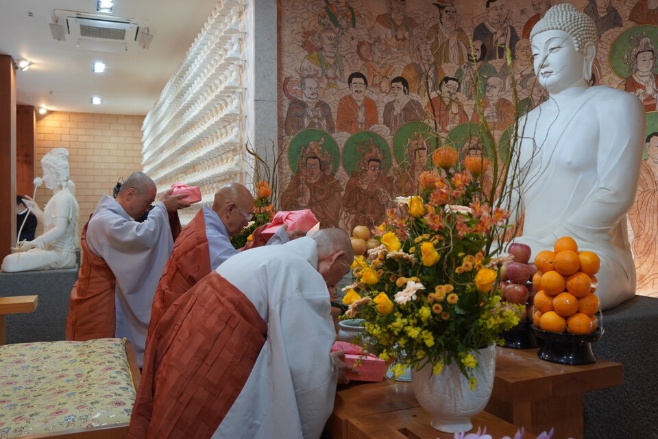 조계종 원로의원 법등대종사 등 스님들이 서운대종사문집을 부처님 전에 봉정하고 있다.