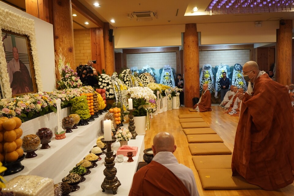 서운대종사의 손상좌인 장윤대종사가 영전에 참배하고 있다.