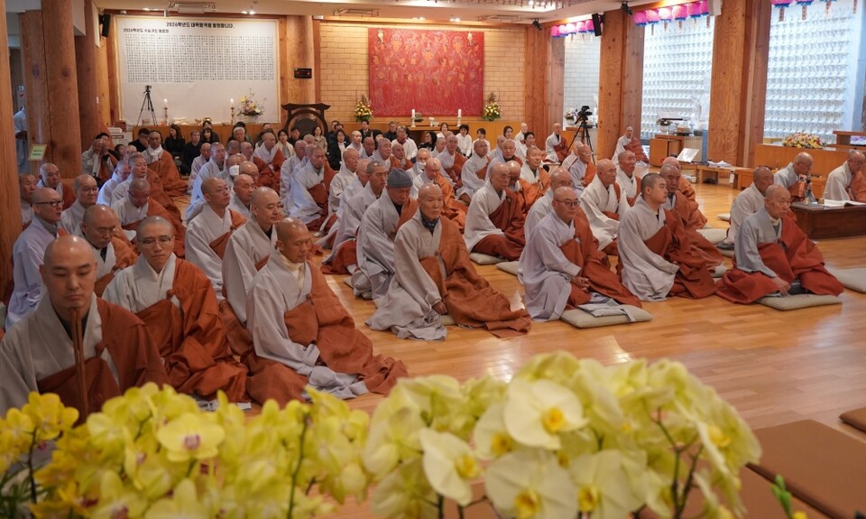 서운대종사 30주기 다례에 참석한 사부대중은 대종사의 뜻을 기렸다.