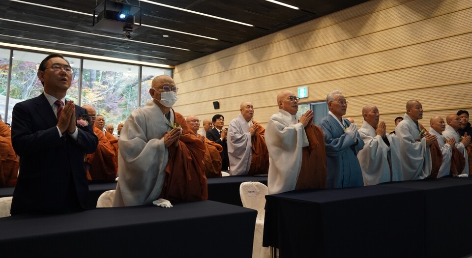 전등사 역사문화교육관 준공법회에서 사부대중이 모여 함께 축하했다.