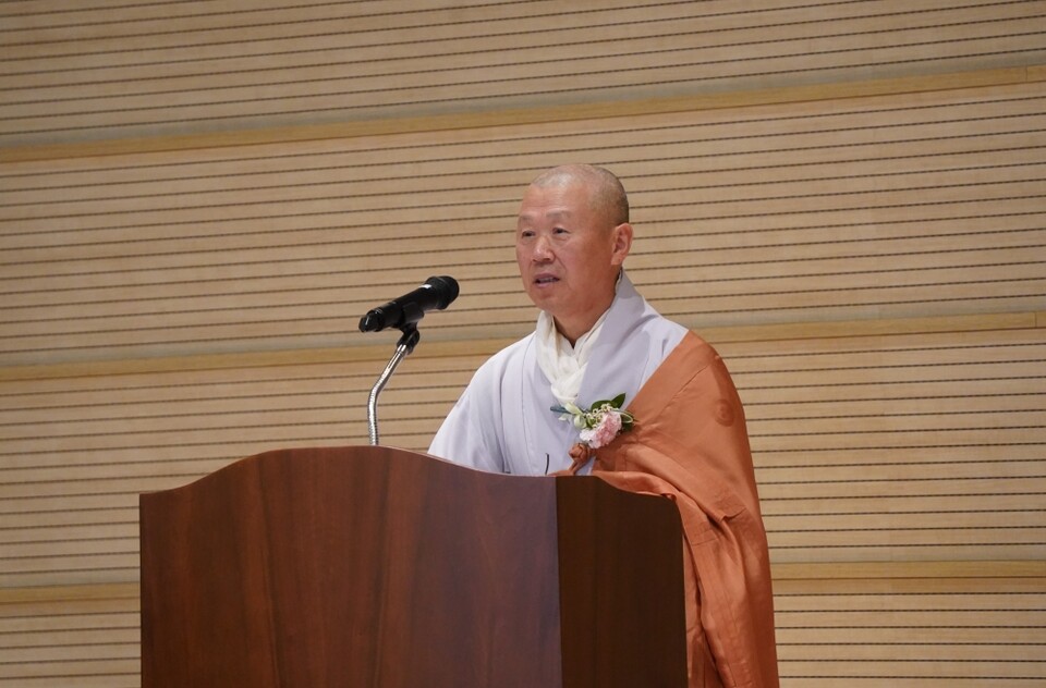 전등사 주지 여암스님이 인사하고 있다.