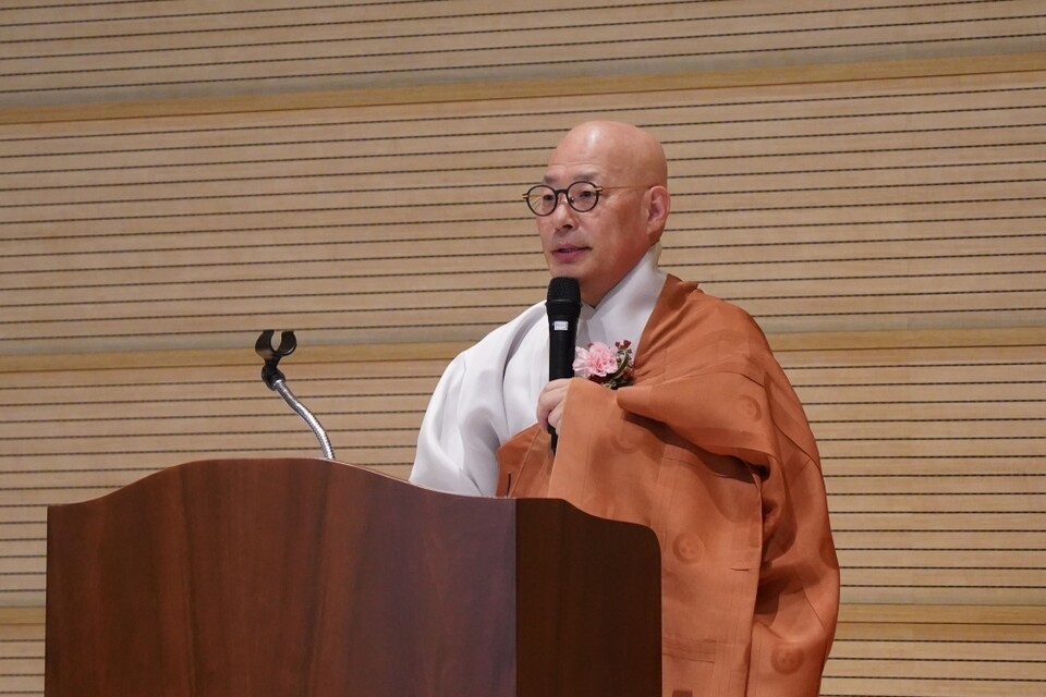 총무원장 진우스님이 치사를 하고 있다.