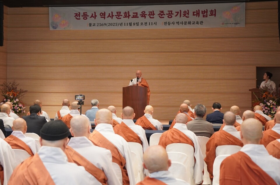 총무원장 진우스님이 치사를 하고 있다.