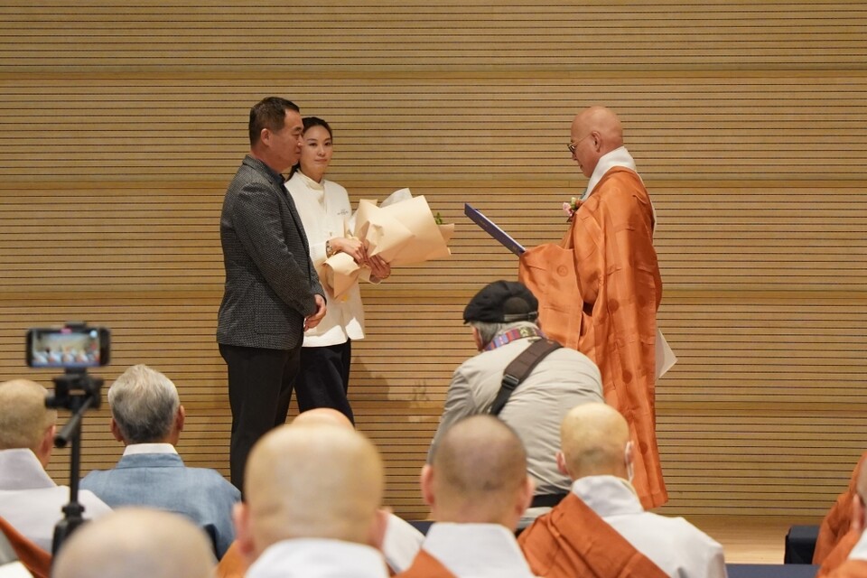 총무원장 진우스님은 박흥식 강화경찰서 불자회장에게 총무원장상을 수여했다.