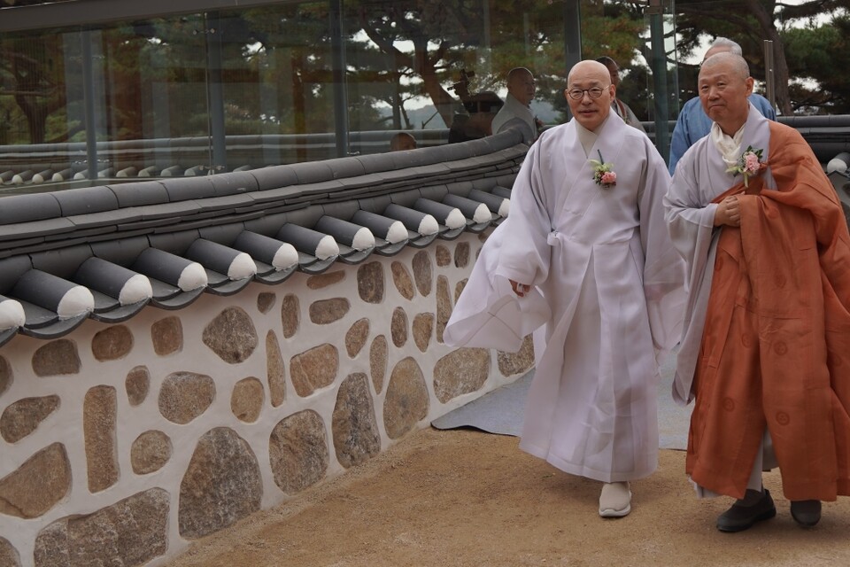 총무원장 진우스님이 전등사 주지 여암스님의 안내를 받아 역사문화교육관을 둘러보고 있다.