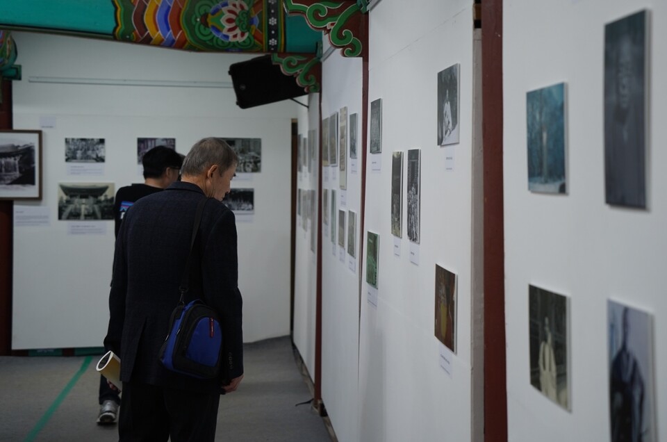 서운대종사 30주기 사진전은 전등사 대조루에서 볼 수 있다.