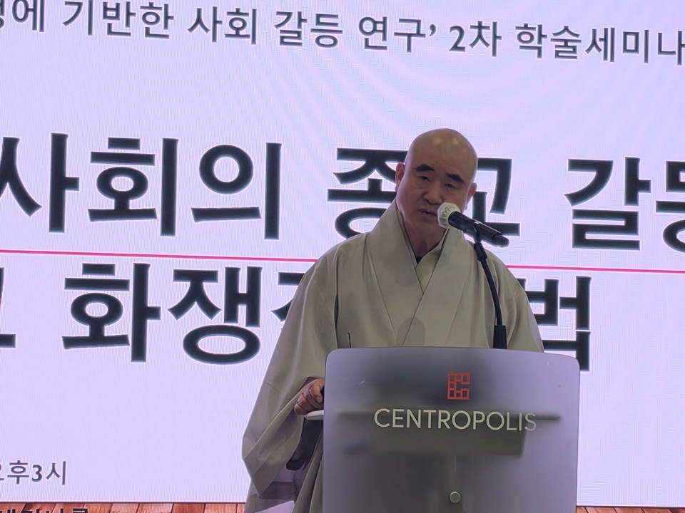 총무부장 성웅스님이 격려사를 통해 세미나의 의미를 전했다. 