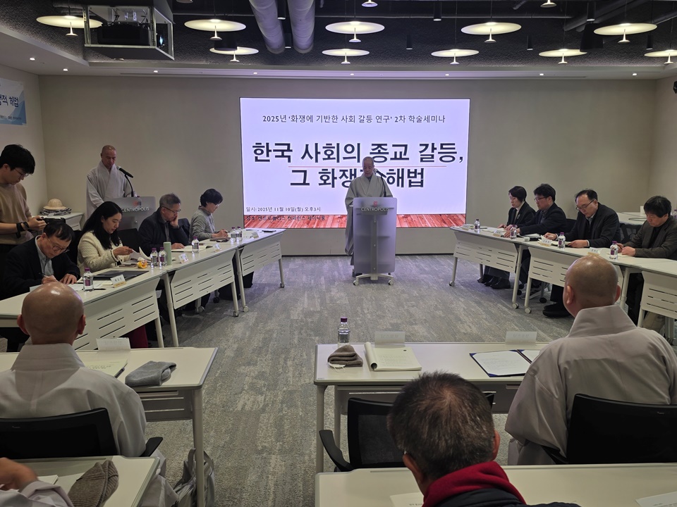 조계종연구소 소장 원철스님이 세미나 시작에 앞서 인사말을 전했다. 