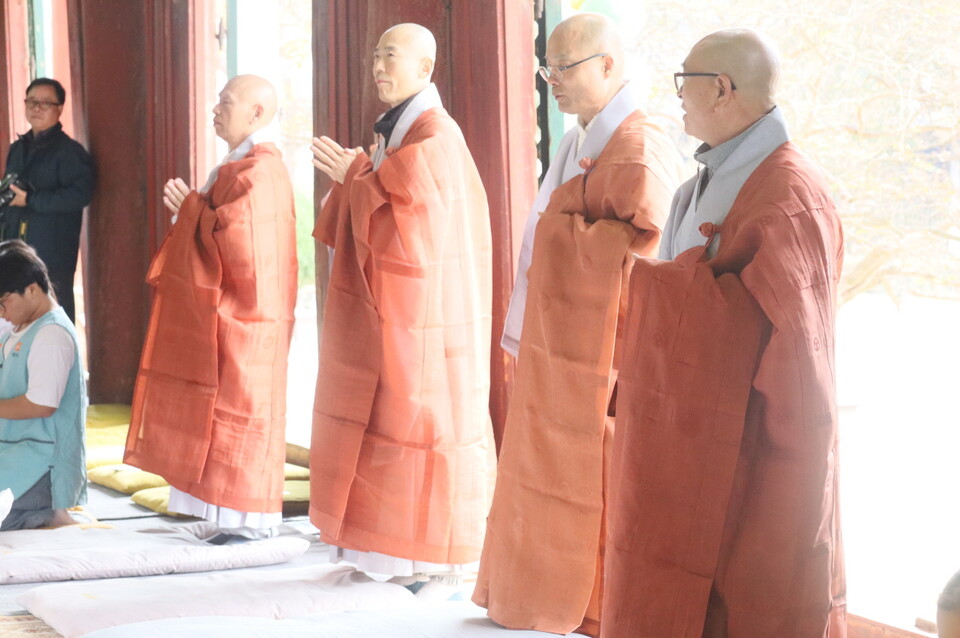 수계식의 삼화상 전계대화상 경우스님, 교수아사리 운천스님, 갈마아사리 지태스님이 삼귀의를 하고 있다.