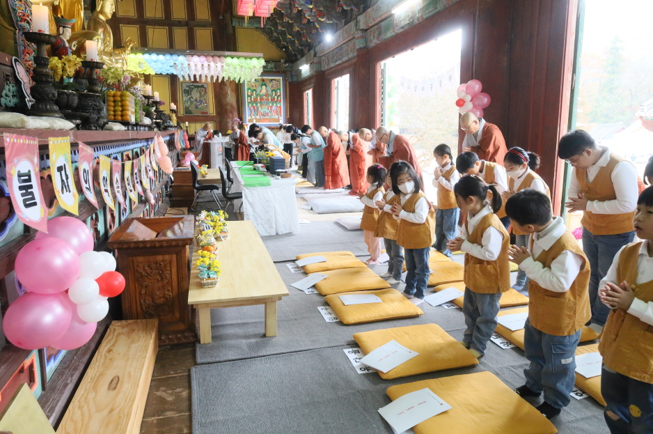 천진동자들의 합장 반배 모습