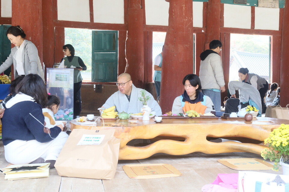 동국사에서도 수계자를 배출했다며 즐거워하는 현적스님