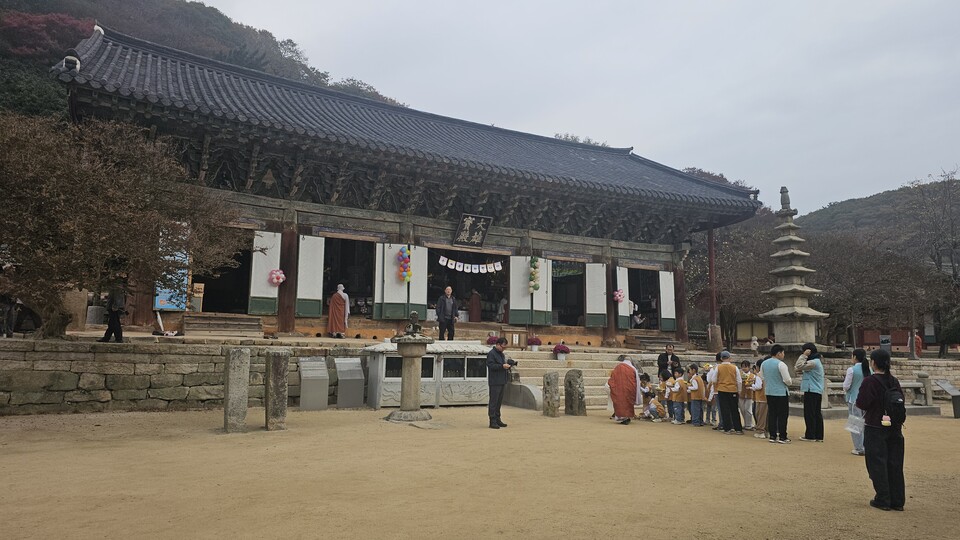 선운사 대웅보전. 제1기 단기출가학교가 곧 개교한다.