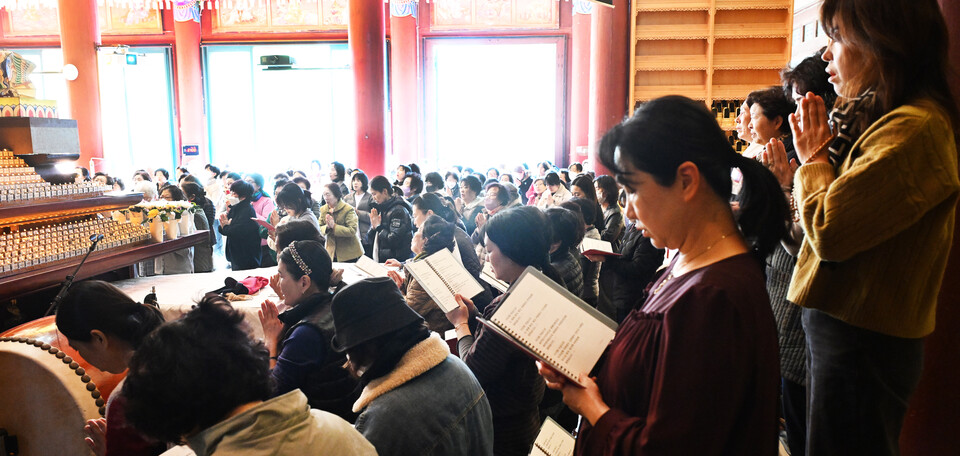 불기 2569(2025)년 수능을 하루 앞둔 12일 조계사 대웅전에서 ‘111일 화엄성중기도’를 회향했다.