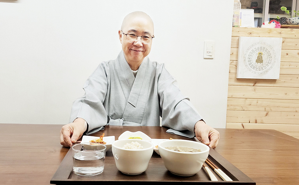 묘견암 주지 동화스님의 사찰음식 철학은 마음이다. 오가는 사람을 위해 공양을 베풀며 그들의 이야기를 들어준다. 스님은 “꼭 점심 전에 오라”고 당부한다. 스님의 한끼다. 