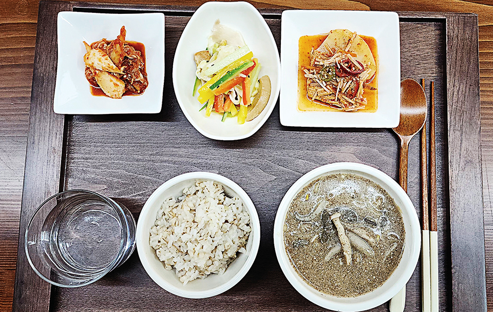 동화스스님이 정성들여 만든 점심 한 끼. 