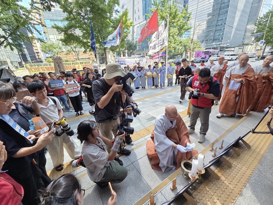 위패 소전의식을 하는  지몽스님.
