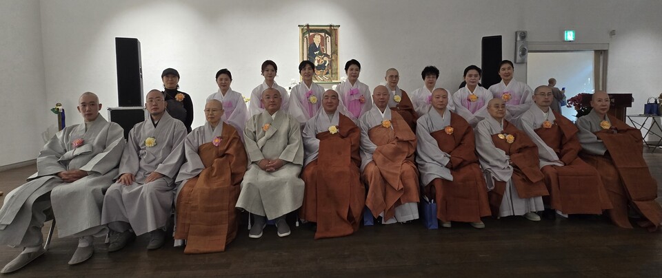 ������ ��ȭ��(��ȭ���� ��������)�� �����ϰ� ��19�������� ȭ����� �ұ���ȭ���������߿��� ���� �ְ��ϴ� �ǻ�ȭ�� ��ȭü������ 11��14�� ���� �λ絿 �����Ͽ콺���� �����ߴ�.&nbsp;