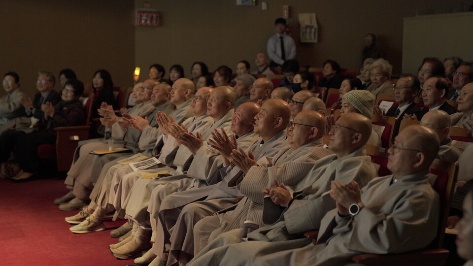 �°� �̻��.