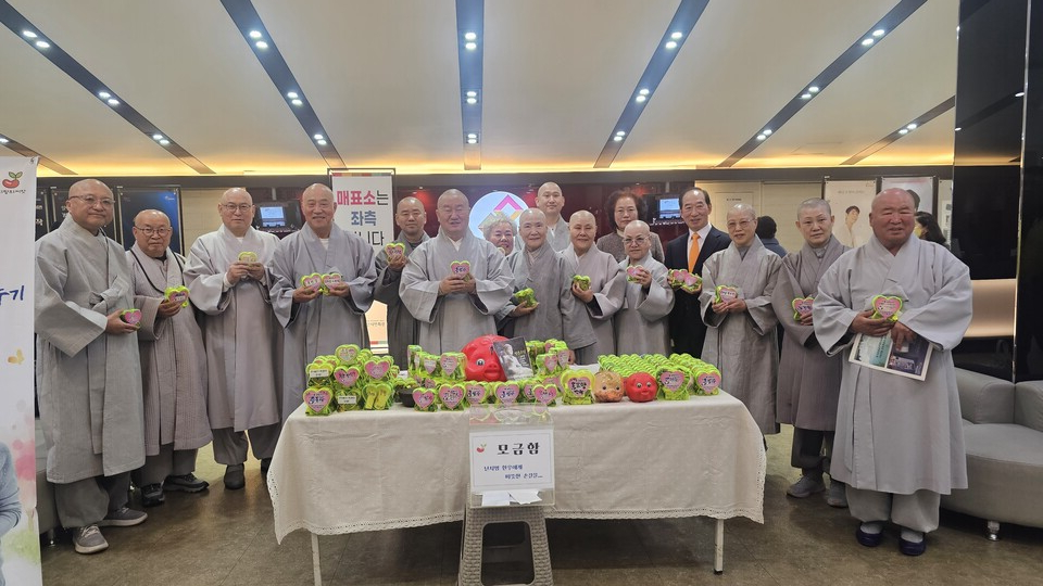 ����Ҿ� �ܼ�Ʈ�� �ռ� �������� ��� �ִ� �̻罺�Ե�.