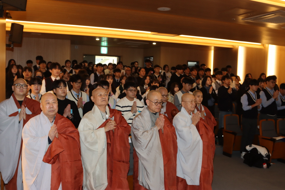 ³»ºó ¹× ÀåÇлýµéÀÌ »ï±ÍÀǸ¦ ºÀµ¶ÇÏ´Â ¸ð½À.