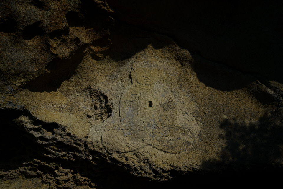 풍화혈로 생긴 암벽으로 인해 구름 위에 떠다니는 듯한 마애여래좌상.