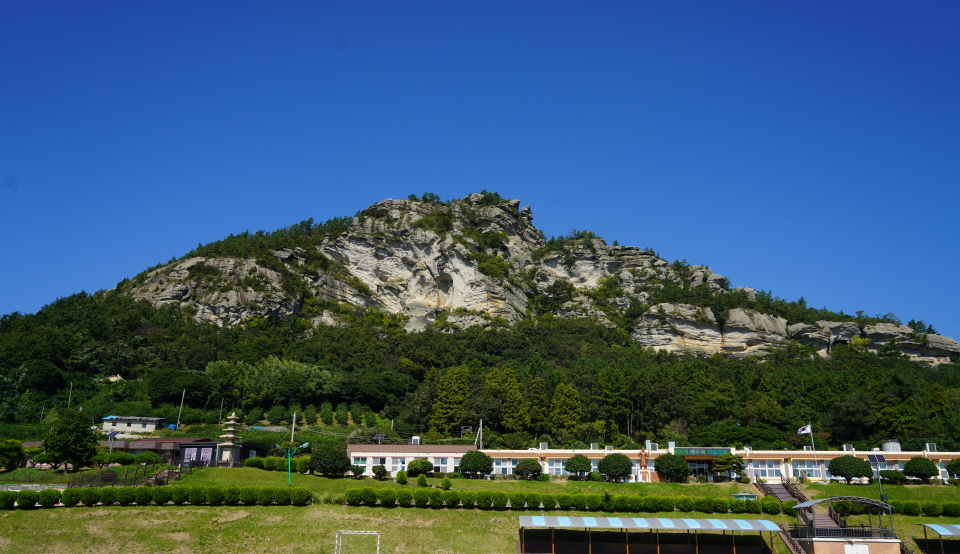 금골산 아래 있었던 해원사는 사라지고 고려시대 오층석탑이 금성초등학교 교정에 서 있다.
