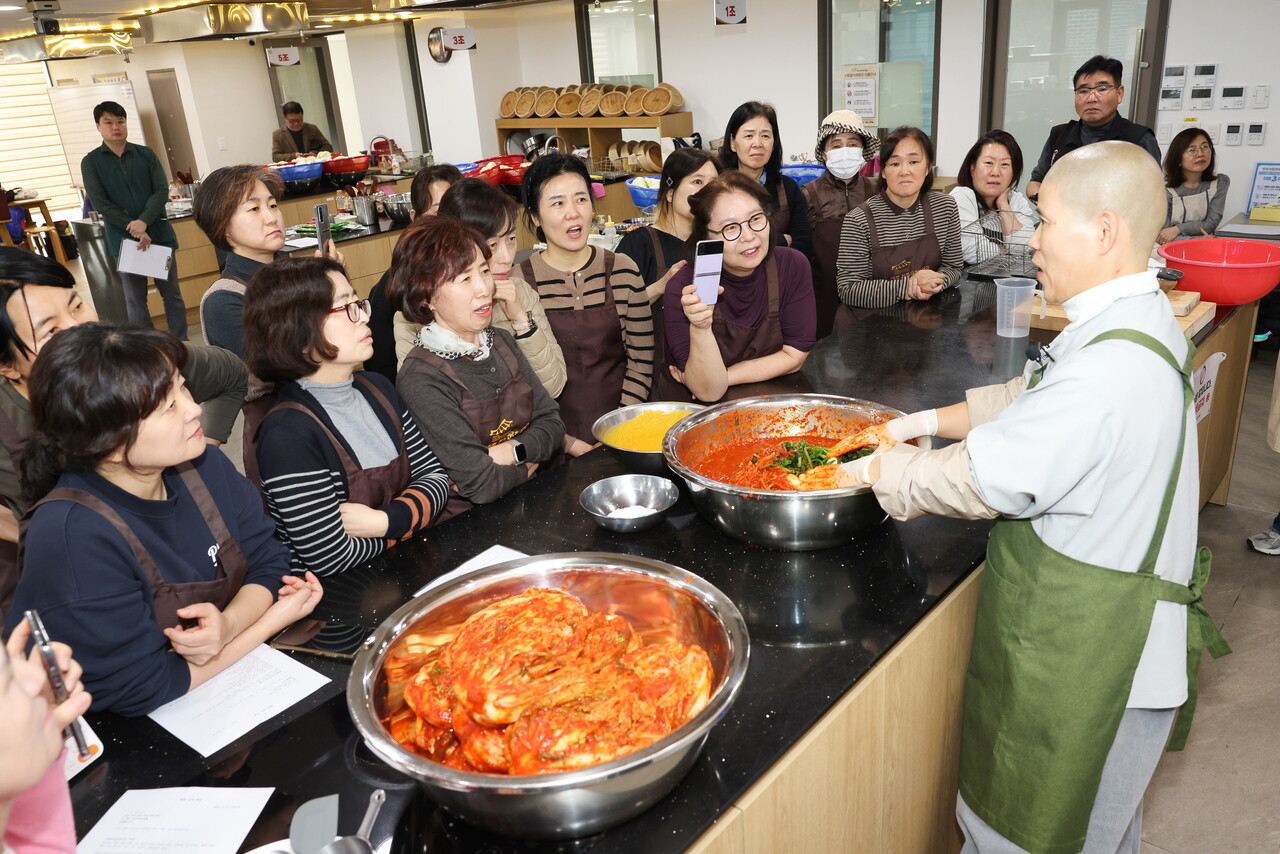 세종전통문화체험관은 11월16일 여거스님을 초청해 사찰식 김장담그기 체험행사를 개최했다.