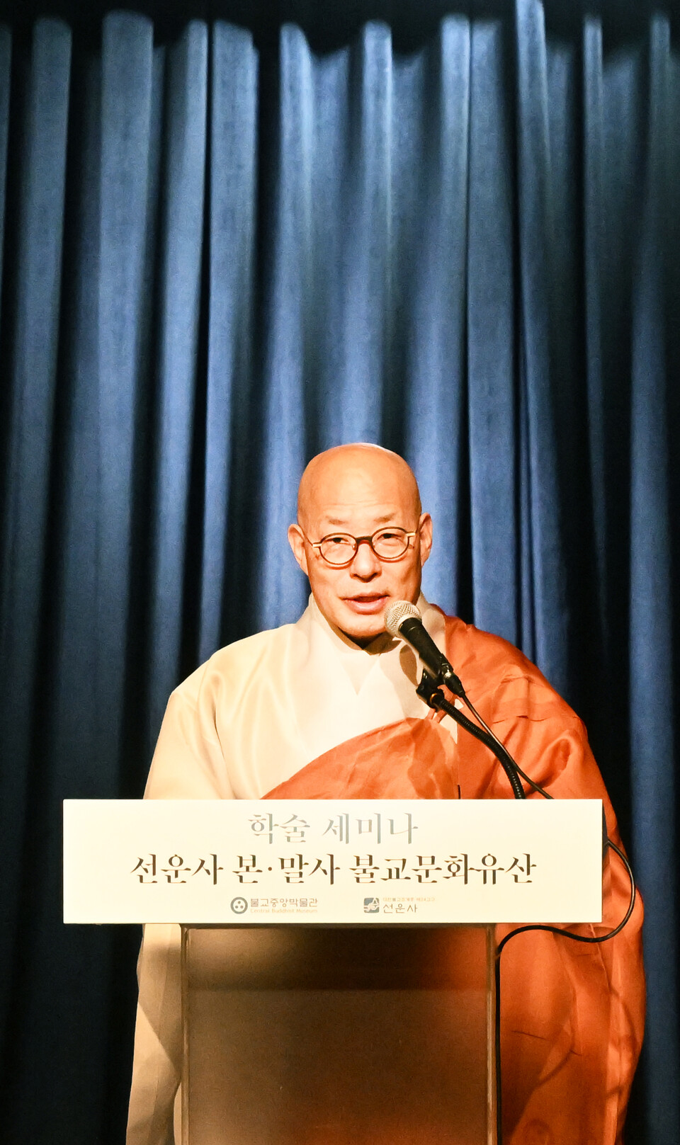 ​총무원장 진우스님이 치사를 하고 있다.  이자리에서 원장스님은 "전북지역 불교문화의 정체성과 예술적 깊이를 새롭게 발굴하고 전통문화의 현대적 가치와 국제적 활용 가능성을 모색하는 자리가 되길 바란다"고 말했다. 